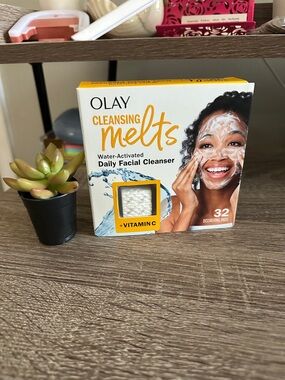 OLAY Cleansing Melts Daily Facial Cleanser - White & Yellow Packaging